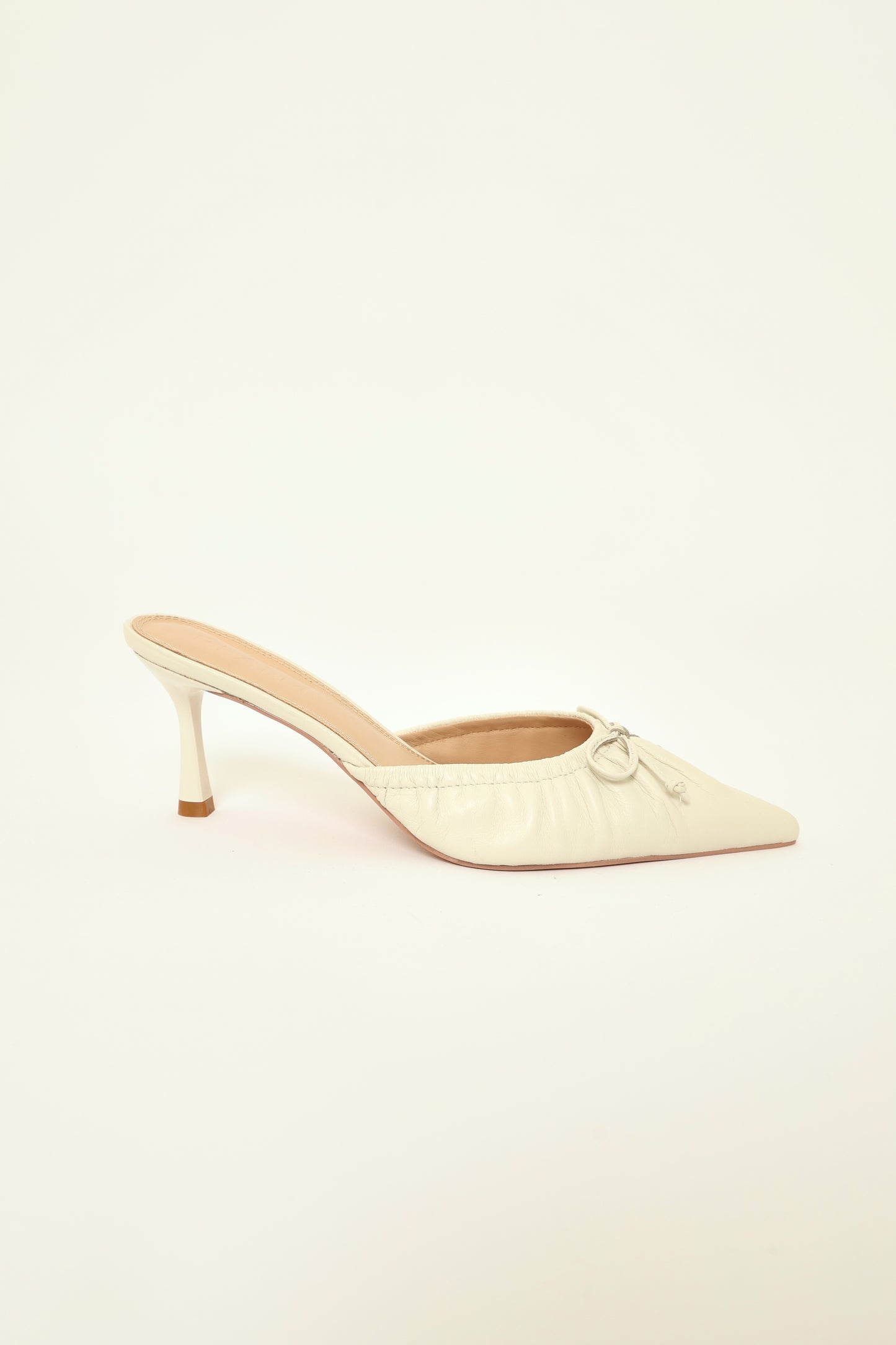 THE COURTS | VINTAGE WHITE LEATHER