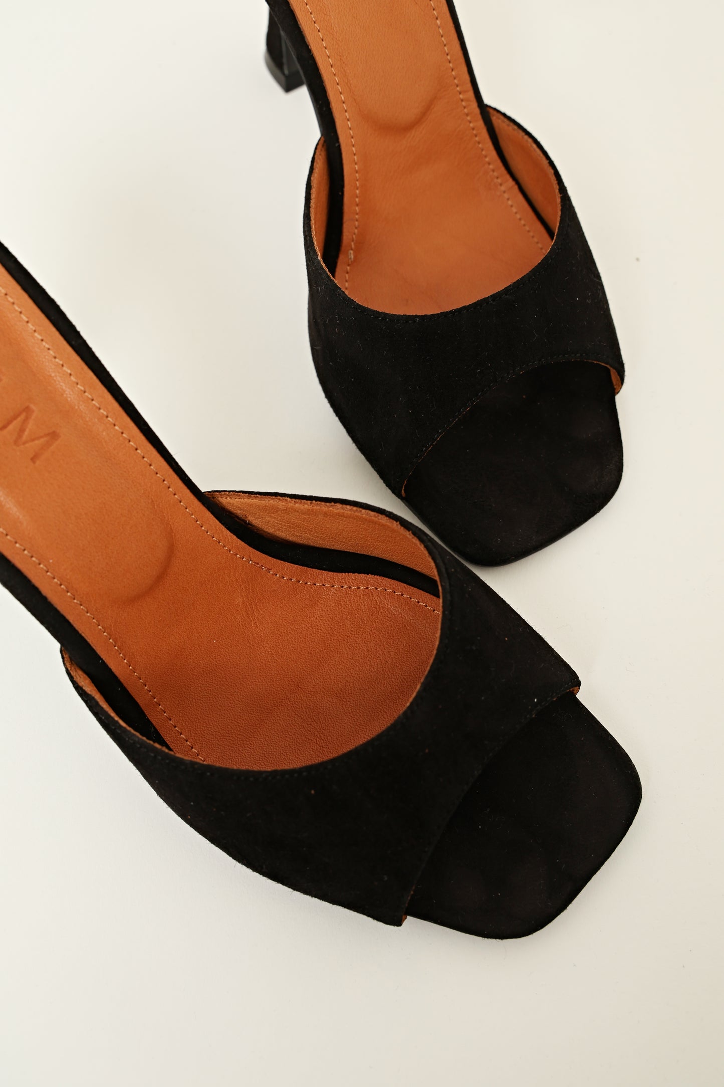 THE MULES | NOIR SUEDE